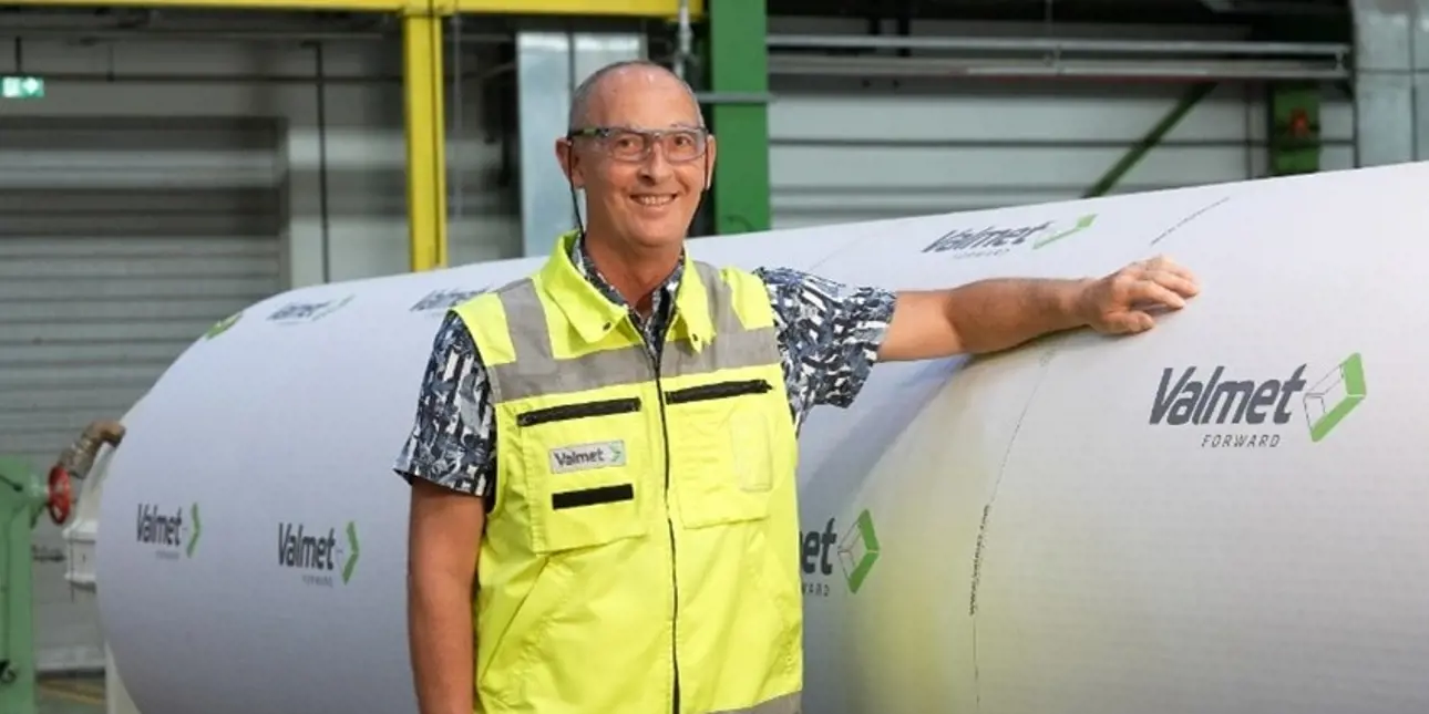 Cernay Service Center employee working with roll maintenance.