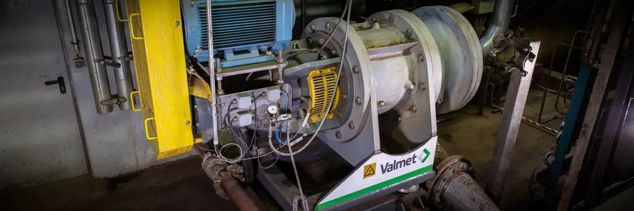 Steam separation in mechanical pulping