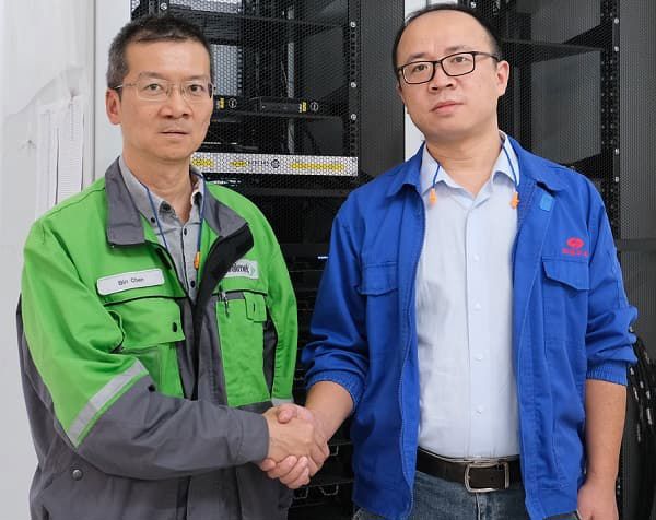 Chen Bin, Valmet’s Senior Project Manager for Automation Systems in China (left) and Liu Mingchao, Automation Manager for Liansheng’s BM 1 (right).