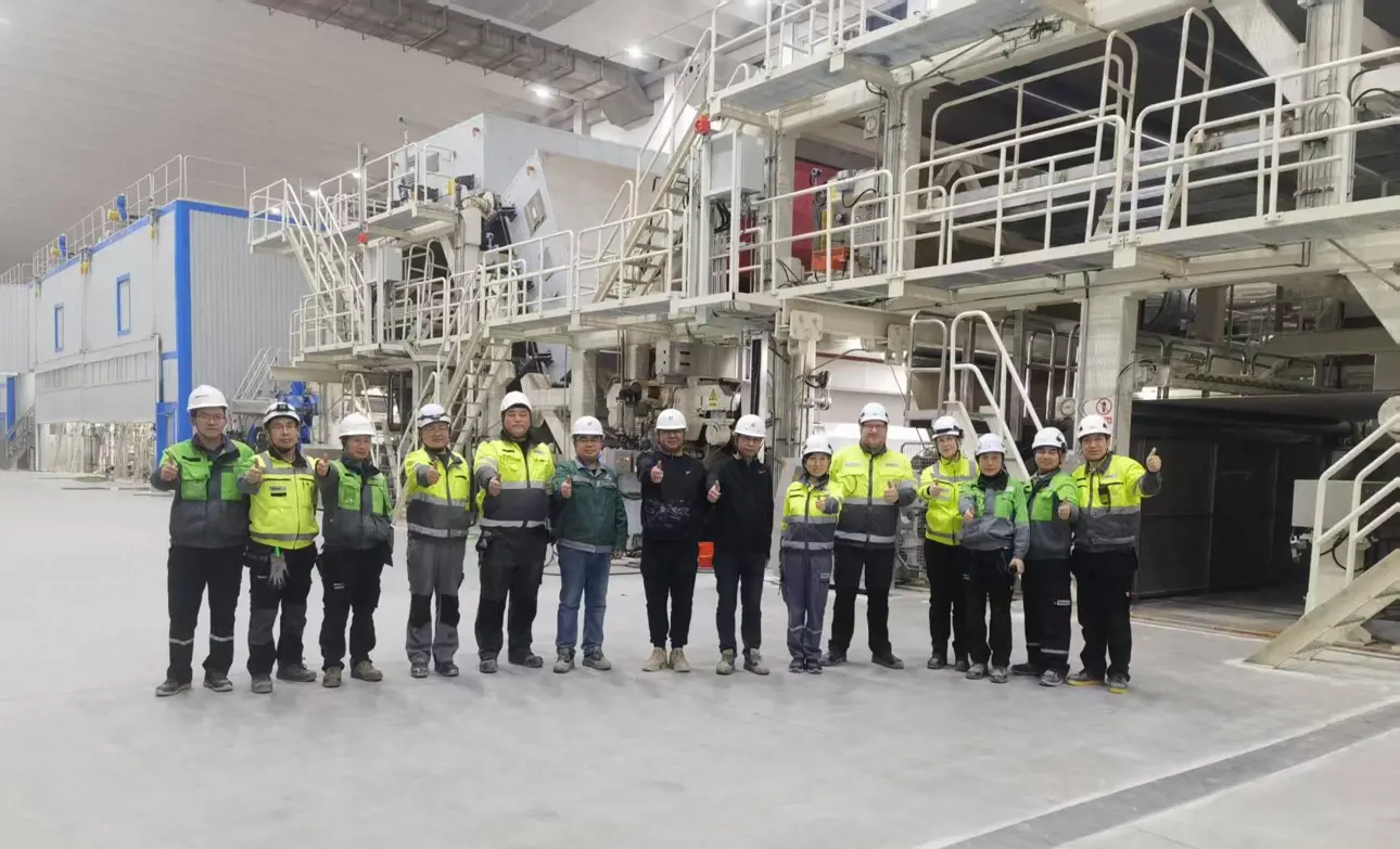 Zhejiang Forest United Paper and Valmet project teams in front of the board machine