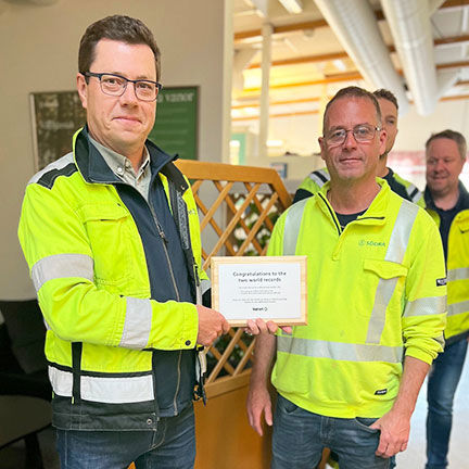 Peter Lindgren handing over the record plaque to Jimmy Syrén.