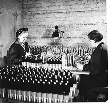 Artillery works at Rautpohja 1938 — 1944, two people working