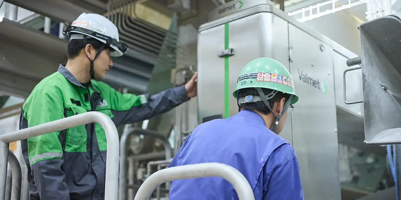 Two people standing in front of Valmet IQ Scanner