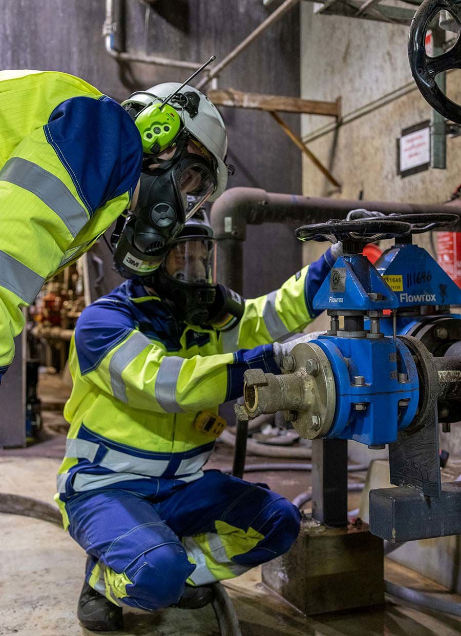 Valmet experts Olli Hinkkainen and Pertti Puurunen checking Flowrox pinch valves at Terrafame