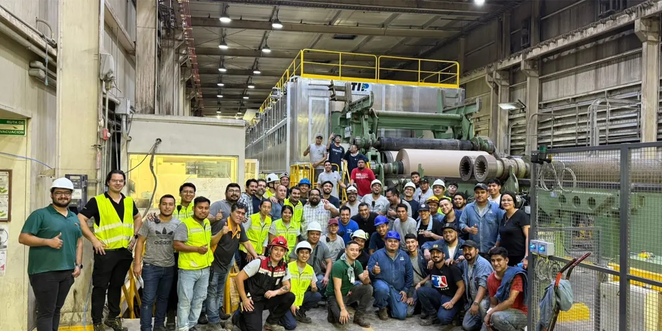 Papeles y Conversiones de México team group photo