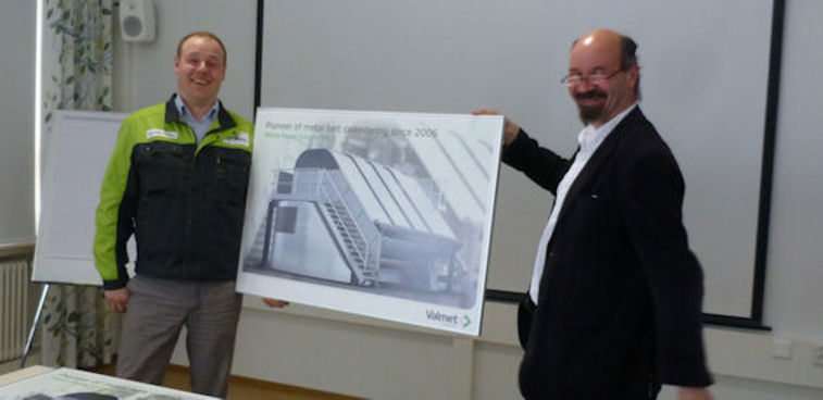 Veli-Pekka Kyllönen, VP and Mill Manager of Metsä Board Joutseno and Simpele Mills, received a metal belt calendering placard as a memento of the ten-year anniversary. Valmet’s Mika Viljanmaa gave a festive speech.