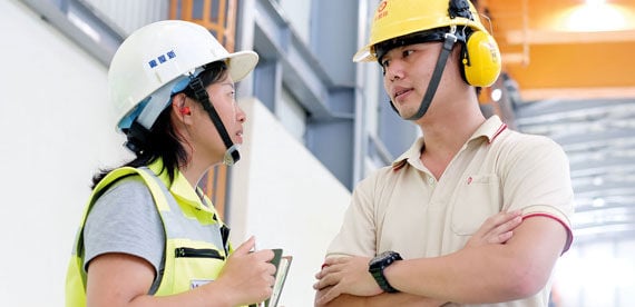 “PM 3 is a smart paper machine,” Mr. Lin Song-shing, Supervisor of Yuen Foong Yu Hsin Wu Mill PM 3 says to Peng Yunyun, Valmet Product Manager (left).