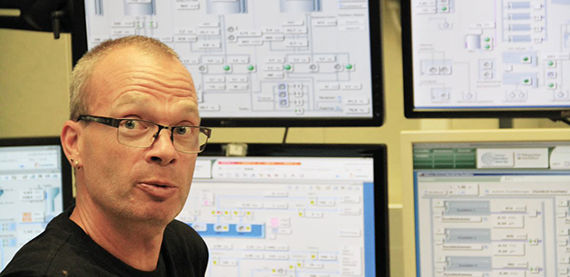 Operator Markku Hyyti&auml; from Turun Seudun Vesi appreciates Valmet specialists' expertise.