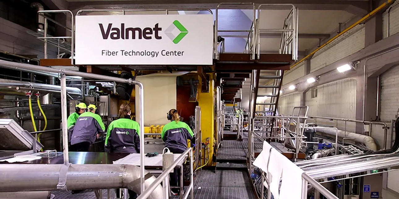 Valmet experts at the pulp drying pilot plant